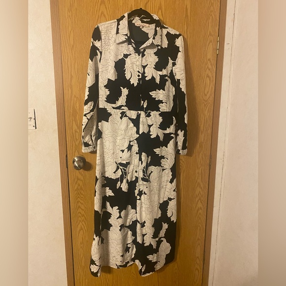 Harlow & Rose Dresses & Skirts - Elegant Black and White Floral Dress